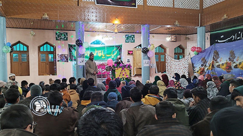 Iranpress: برگزاری جشن میلاد بانوی اسلام در کشمیر