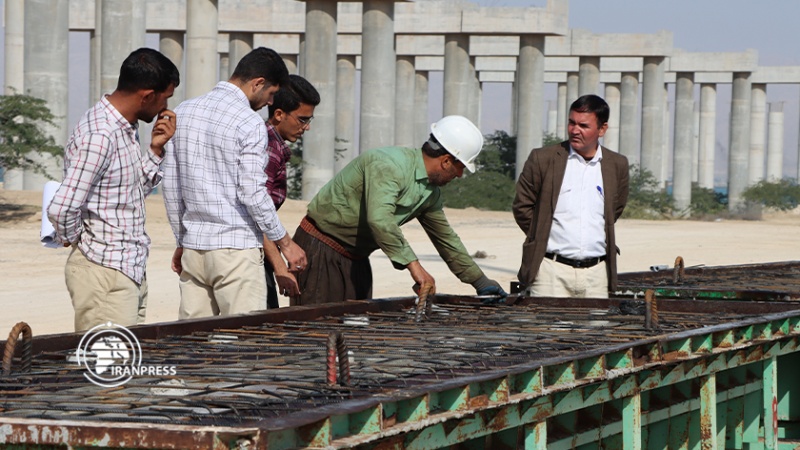Iranpress: تصاویری از  اجرای عملیات احداث پل خلیج‌فارس در قشم 