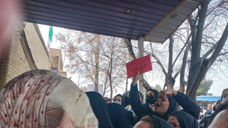 Iranpress: تجمع گروهی از والدین مقابل فرمانداری قم درپی مسمومیت سریالی دانش آموزان