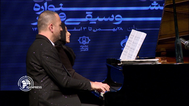 Iranpress: جشنواره موسیقی فجر؛ دونوازی پیانو در شب صربستان