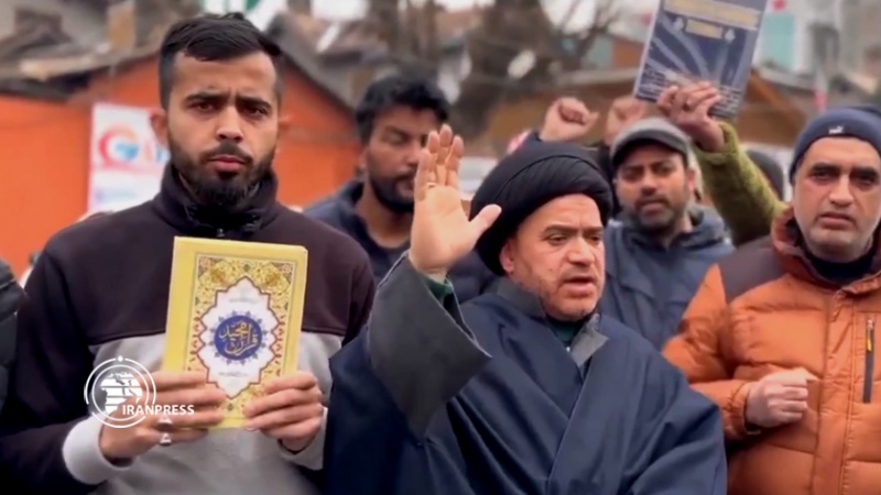 Iranpress: تظاهرات در سرینگار کشمیر علیه حادثه آتش زدن قرآن در سوئد