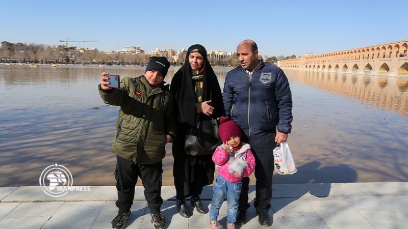 Iranpress:  تصاویری از جاری‌شدن آب در زاینده‌رود، نگین‌‌گردشگری اصفهان 