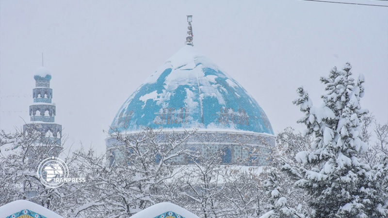 Iranpress: بارش‌سنگین برف و جلوه‌های زیبای اراک