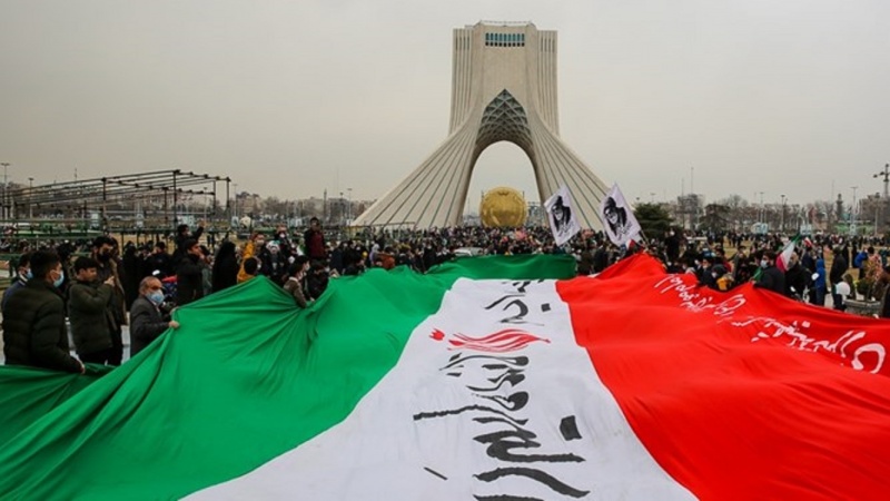 Iranpress: حضور پرشمار تهرانی ها پیش از آغاز رسمی جشن انقلاب اسلامی