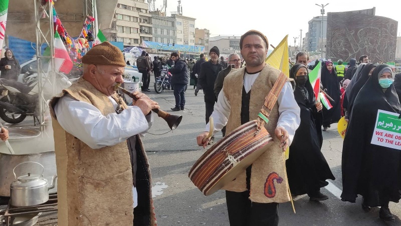 Iranpress:  حاشیه نگاری نخستین دقایق جشن پیروزی انقلاب