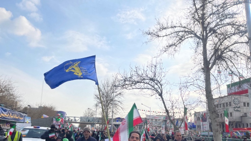 Iranpress: پرچم سپاه پاسداران انقلاب در دستان راهپیمایان