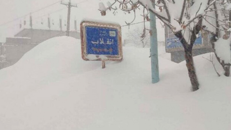 Iranpress: ببینید: بارش سنگین برف در کوهرنگ/ احتمال بیشتر شدن ارتفاع برف از ساختمان‌ها