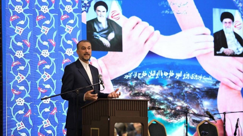 Iranpress: حضور وزیر امور خارجه در نشست نوروزی ایرانیان خارج از کشور