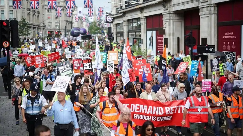 Iranpress:  موج جدید اعتصابات و اعتراضات در بریتانیا 
