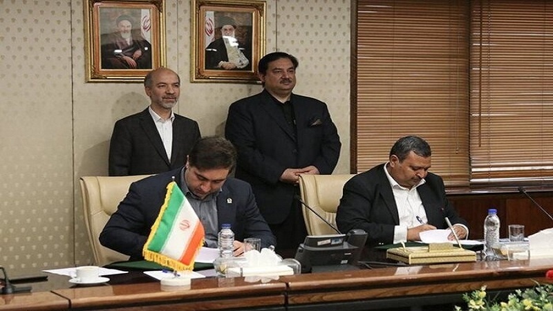 Iranpress: قرارداد تجاری تبادل انرژی بین ایران و پاکستان امضا شد