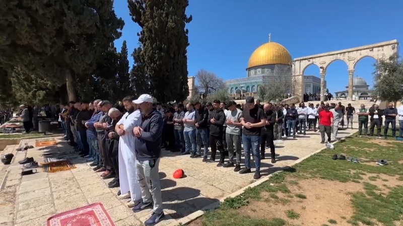 Iranpress: حضور ده‌ها هزار فلسطینی در مسجدالاقصی برای اقامه نماز جمعه