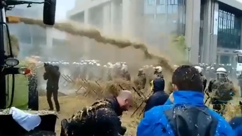Iranpress: ببینید: کودپاشی به پلیس توسط کشاورزان هلندی معترض