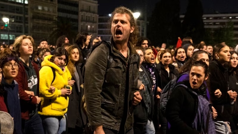 Iranpress: ادامه اعتراض‌های مردمی در یونان در واکنش به برخورد مرگبار 2 قطار