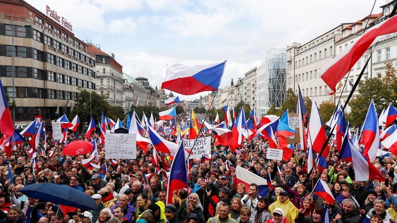 Iranpress: تظاهرات گسترده در پراگ/ درخواست معترضان برای پایان حمایت نظامی از اوکراین