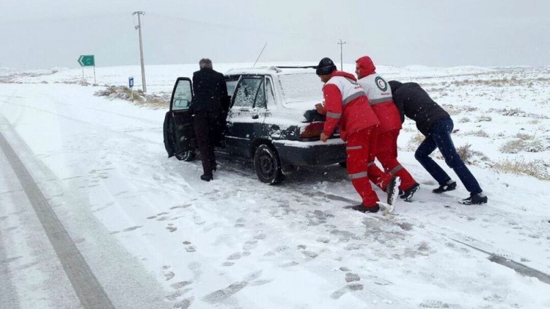 Iranpress: 18 استان کشور متاثر از برف و آبگرفتگی