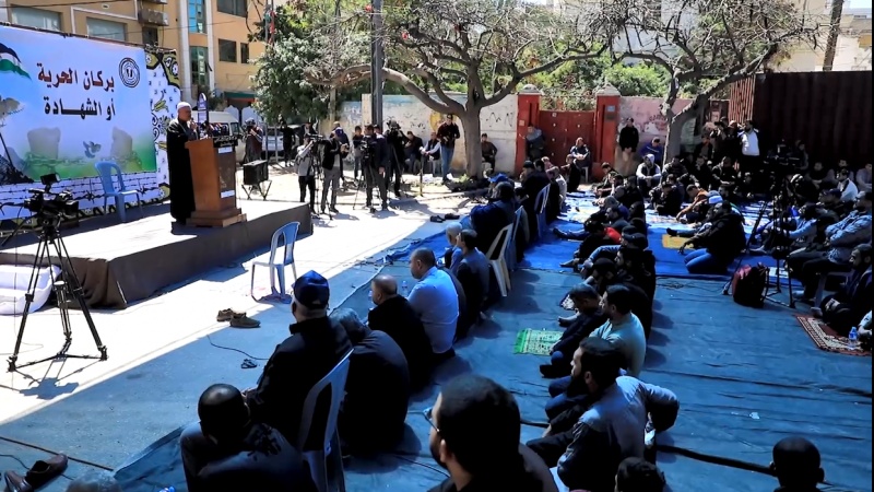 Iranpress: اقامه نماز جمعه فلسطینیان مقابل مقر کمیته بین المللی صلیب سرخ در غزه