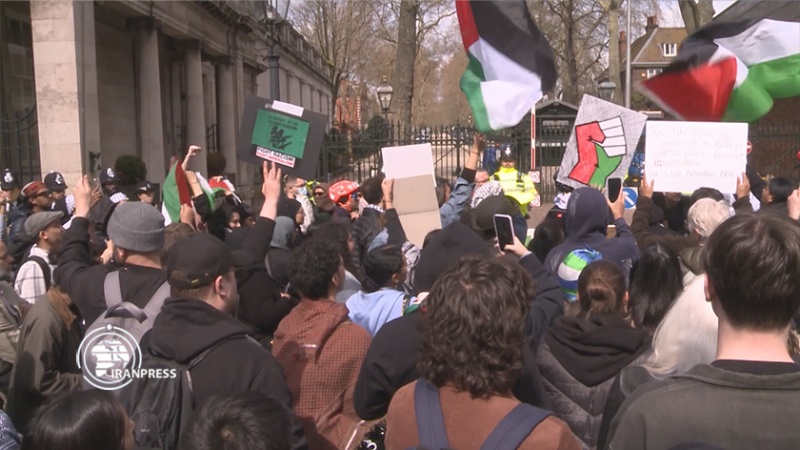 Iranpress:  روز قدس؛ همبستگی با فلسطین مقابل سفارت اسرائیل در لندن 