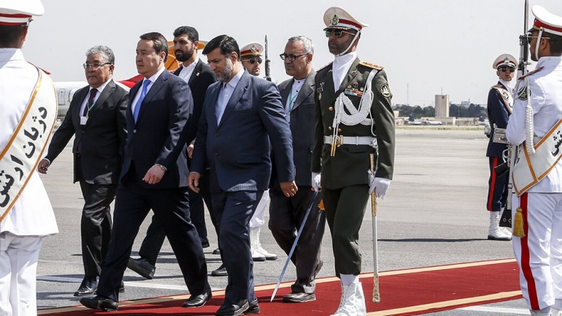 Iranpress: ورود نخست وزیر قزاقستان به تهران