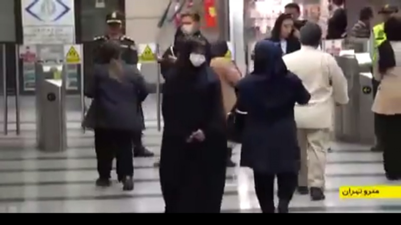 Iranpress: ببینید؛ الزام به رعایت حجاب برای عبور از گیت مترو در تهران