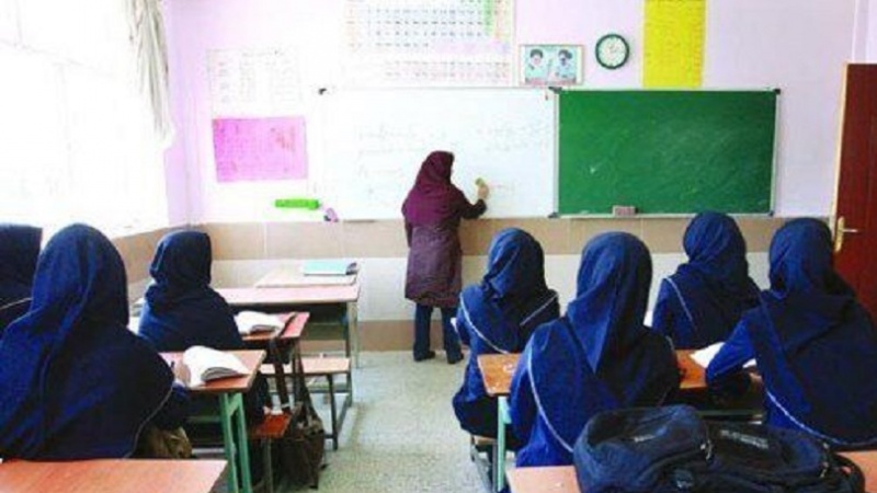 Iranpress: اعطای هدیه ویژه رئیس جمهور به معلمان