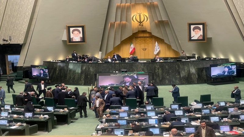 Iranpress: آغاز جلسه علنی مجلس با موضوع استیضاح وزیر صمت