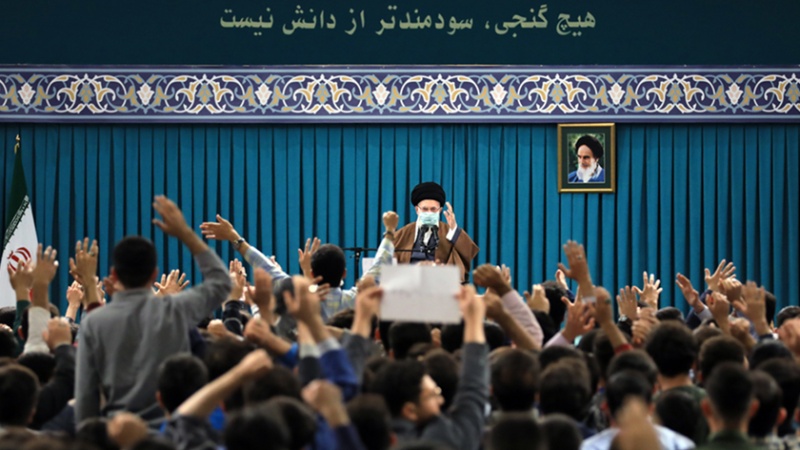Iranpress: رهبر انقلاب: کشور نیازمند آرمانخواهی، امید و عقلانیت است
