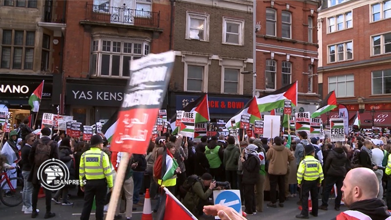 Iranpress: تظاهرات حامیان فلسطین مقابل سفارت اسرائیل در لندن