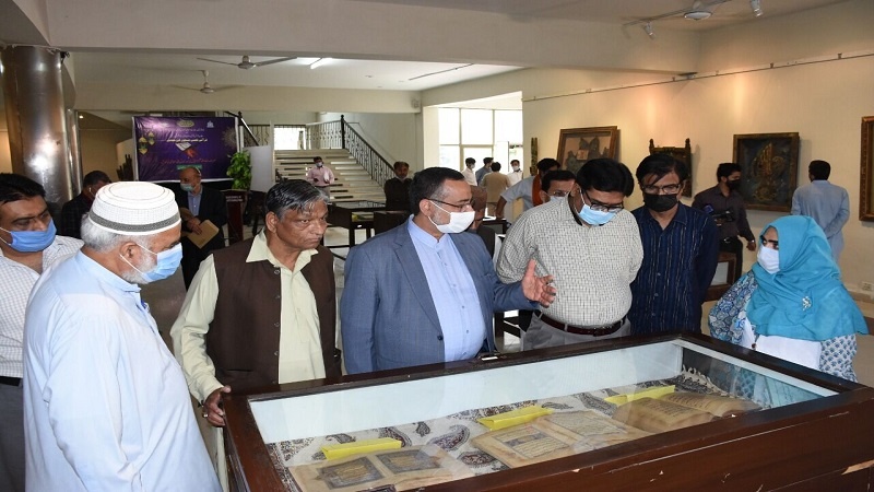 Iranpress: برگزاری نمایشگاه نسخ خطی قرآن در پاکستان با اهتمام ایران