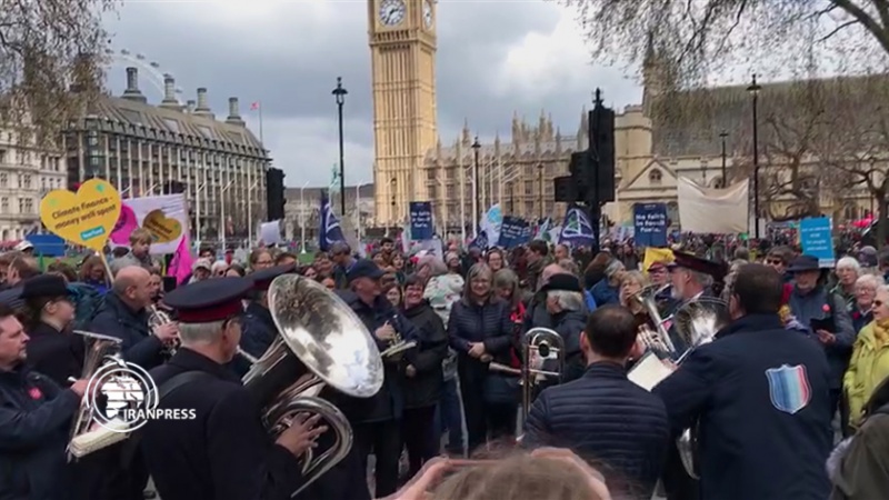 Iranpress: بزرگترین تظاهرات ضد دولتی در لندن؛ محیط‌ زیست را تخریب نکنید