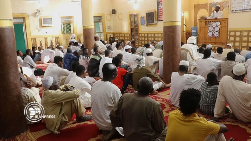 Iranpress: ببینید: نماز عید فطر مسلمانان سودان در سایه تداوم درگیری‌ها