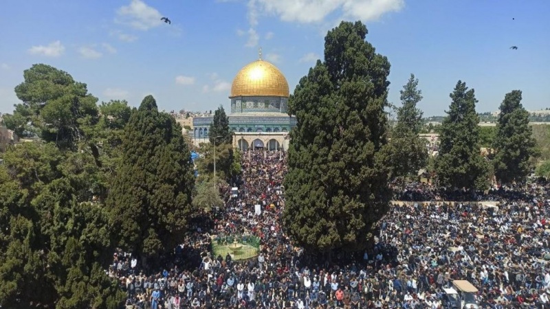 Iranpress: مشارکت 40 هزار فلسطینی در نماز جمعه مسجدالاقصی