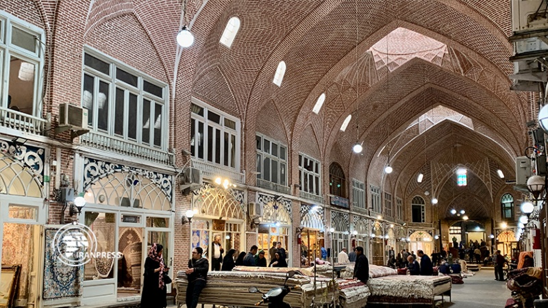Iranpress: تبلور هنر اصیل ایرانی در بازار فرش تبریز