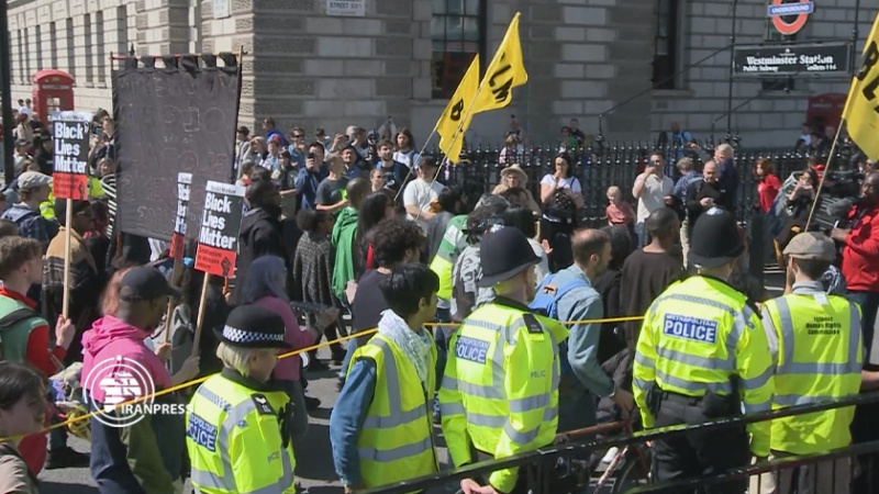 Iranpress:  تظاهرات ضد سیاست‌های نژادپرستانه بریتانیا 
