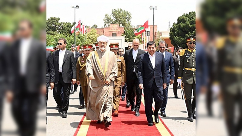 Iranpress: مخبر سلطان عمان را بدرقه کرد
