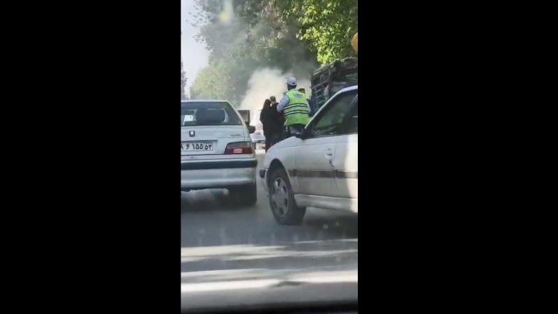 Iranpress: ببینید: اطفای حریق یک خودرو توسط افسرپلیس راهور اصفهان
