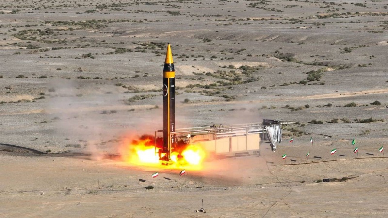 Iranpress: ببینید: تصاویر لحظه پرتاب تا اصابت به هدف موشک خرمشهر ۴ 