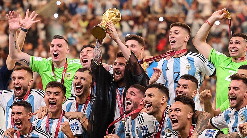 Iranpress: جایزه بهترین‌های سال ۲۰۲۳ به تیم ملی فوتبال آرژانتین و مسی رسید