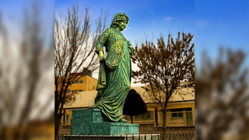 Iranpress: مجسمه اولین زن تاریخ‌نگار جهان در سنندج