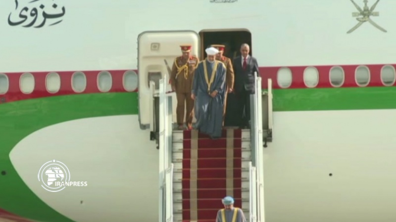 Iranpress: سلطان عمان وارد تهران شد