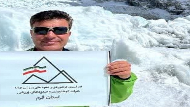 Iranpress: کوهنورد قمی قله اورست را فتح کرد
