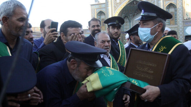 Iranpress: تعویض پرچم حرم مطهر حضرت معصومه(س) به مناسبت آغاز دهه کرامت 