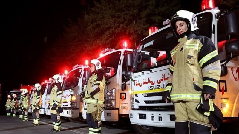 ایران پرس: بانویی از ایران‌زمین؛ با آتش‌نشانان