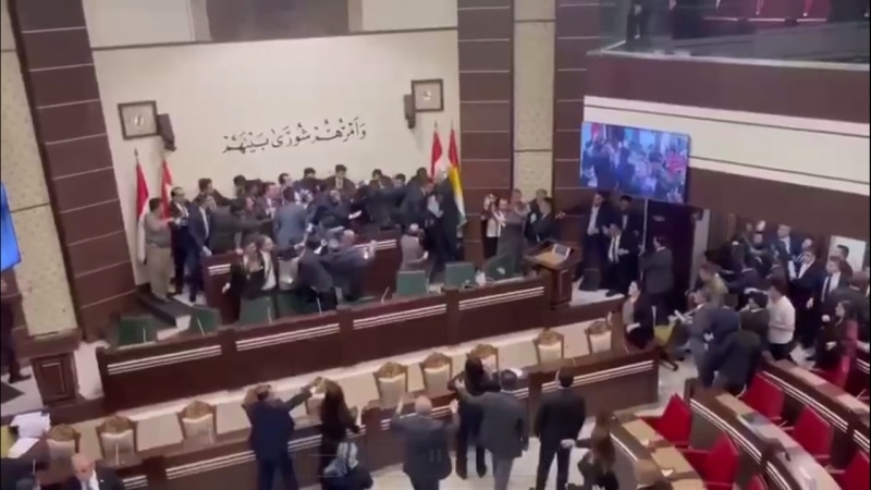 Iranpress: ببینید؛ کتک‌کاری نمایندگان پارلمان اقلیم کردستان عراق