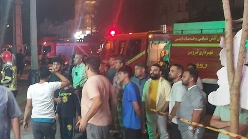 Iranpress: ببینید: آتش‌سوزی آپارتمان 36 واحدی در قزوین