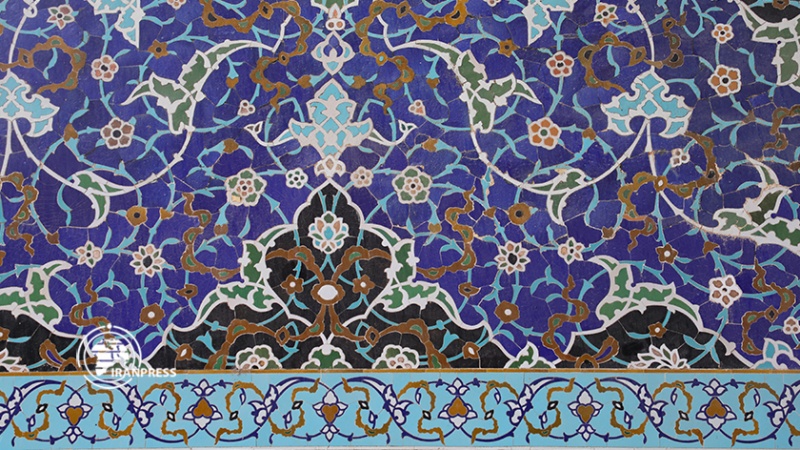 Iranpress: همنشینی رنگ‌ها در هنر کاشی معرق اصفهان
