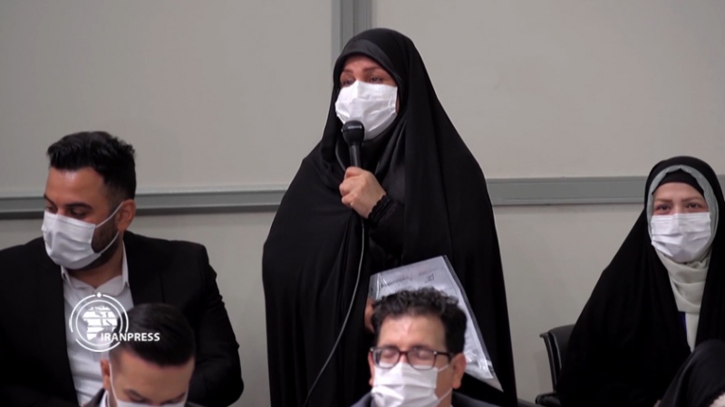 Iranpress: ببینید: گفتگوی اشک‌آلود مادر شهید قربانخانی با رهبر انقلاب