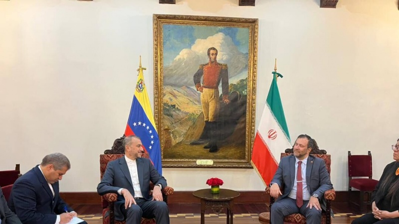 Iranpress: روابط دوجانبه؛ محور گفت و گوی وزیران خارجه ایران و ونزوئلا