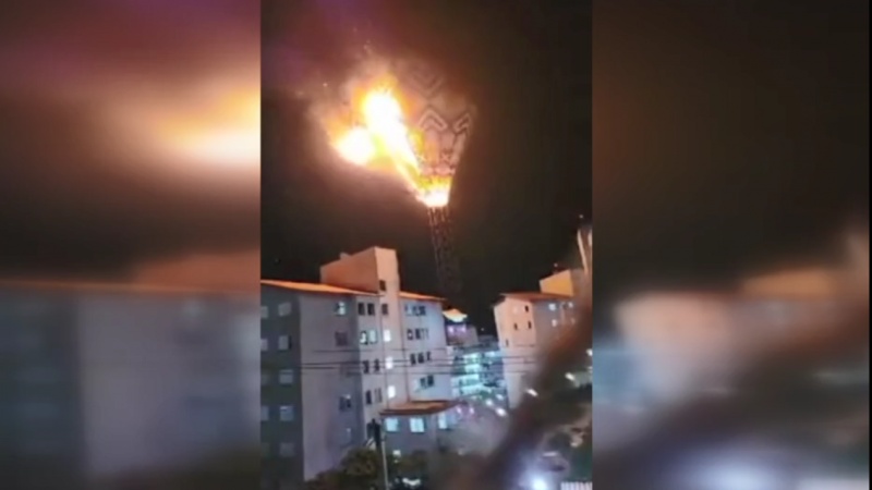 Iranpress: ببینید: فروریختن بالن آتش گرفته بر روی یک ساختمان در برزیل