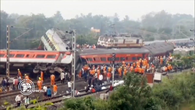 Iranpress:  ببینید: فاجعه برخورد دو قطار در هند
