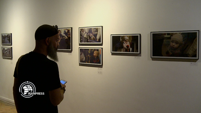 Iranpress: افتتاح نمایشگاه «در برابر فراموشی» شامل عکس هایی از حضور طالبان در افغانستان و جنگ اوکراین 
